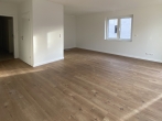 Wohnbereich mit Küche - Geräumig und komfortabel: Hochwertige Neubauwohnung mit Terrasse