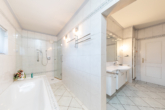 Badezimmer mit Dusche und Wanne - Haus mit kleiner Halle