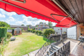 Terrasse und Garten - Haus mit kleiner Halle