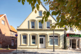 Straßenansicht von vorne - Wohn- und Geschäftshaus im Stadtzentrum!