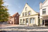 Straßenansicht von rechts - Wohn- und Geschäftshaus im Stadtzentrum!