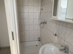 Mit Toilette und Dusche - Lagerhallen oder Produktionshallen mit großen Sektionaltoren, Freiluftschirm