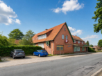 Straßenansicht mit Parkmöglichkeiten - Ca. 350 m² Wohnfläche. Faktor 12. Interessant?