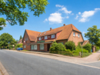 Straßenansicht von rechts - Ca. 350 m² Wohnfläche. Faktor 12. Interessant?