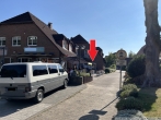 Blick vom Parkplatz - Praxis und Gewerbeflächen im Ortskern!