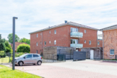Parkplatz und Eingang - Seniorenwohnung mit Serviceangebot!
