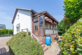 Rückansicht mit Terrasse - Einfamilienhaus in ruhiger Lage