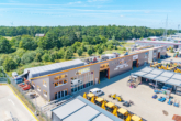 Seitenansicht links - Moderne Gewerbeimmobilie mit Hallen-, Büro- und Ausstellungsflächen im größten Gewerbegebiet von Winsen (Luhe)