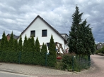 Hausansicht - Helle und großzügige 4-Zimmer-Wohnung mit Garten