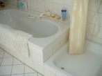 Wanne und Dusche - Wohnen wo andere Urlaub machen – idyllisches Zuhause im Grünen