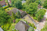 Vogelperspektive Auffahrt - Wohnen in Bestlage – Bungalow mit Potenzial!