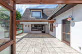 Terrasse - Zweifamilienhaus – mit Baupotential im Garten