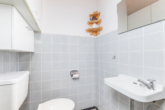 Gäste-WC im Erdgeschoss - Zweifamilienhaus – mit Baupotential im Garten