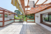 mit Markise und Windschutz - Zweifamilienhaus – mit Baupotential im Garten