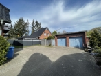 Doppelgarage und Stellplätze - Dreifamilienhaus in Rottorf + kleinem Bauplatz