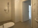 Ebenerdiges Duschbad - Willkommen zu Hause: Neubauwohnung mit modernstem Komfort und stilvoller Ausstattung