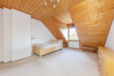 Schlafzimmer mit Gaube im DG - Großzügige Doppelhaushälfte mit 5 Zimmern und Wintergarten