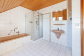 Badezimmer im DG - Großzügige Doppelhaushälfte mit 5 Zimmern und Wintergarten