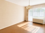 Wohnzimmer mit Balkonzugang - Gebot erbeten – renovierungsbedürftige Wohnung nahe der TU-Hamburg