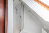 Dusche Spitzboden - Doppelhaushälfte in familiärer Lage