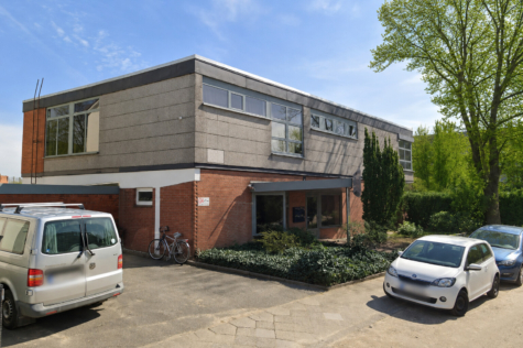 Attraktive Renditeimmobilie mit Wohn- und Garagenvermietung, 23560 Lübeck, Mehrfamilienhaus