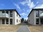 Durchgang zwischen den Häusern - Ihr neues Zuhause: Neubauwohnung mit modernstem Komfort und hochwertiger Ausstattung